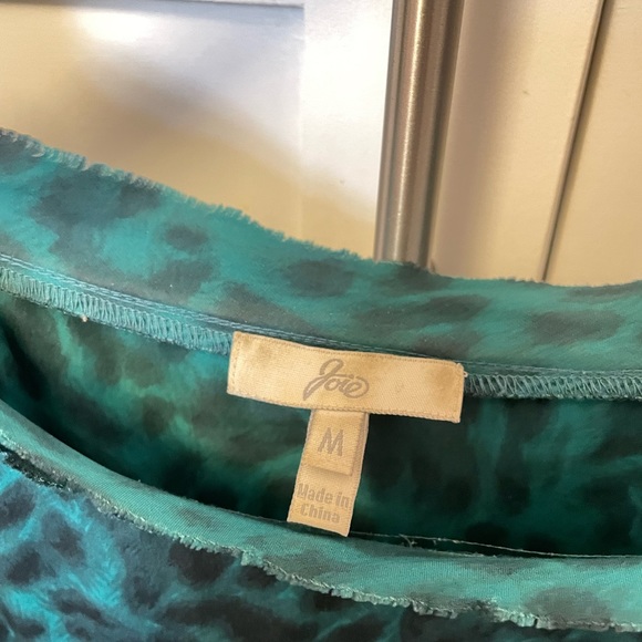 100% Silk, vintage joie blouse. Size M, Animal print, flowy short sleeve. - Picture 4 of 6